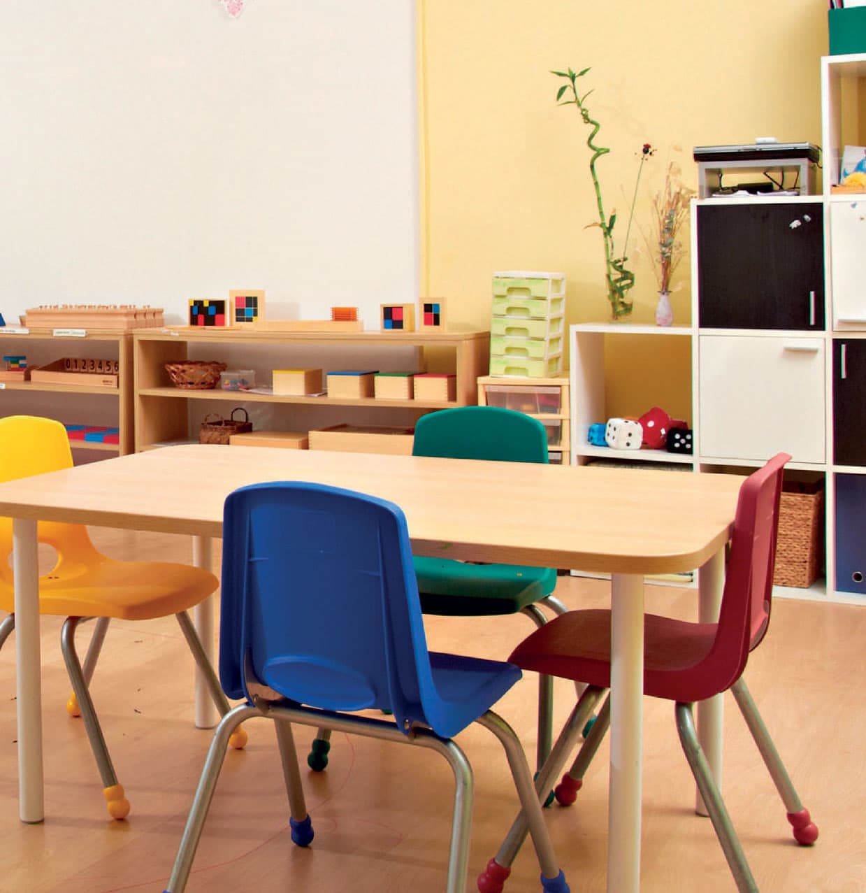 Distribución e instalación de mobiliario escolar