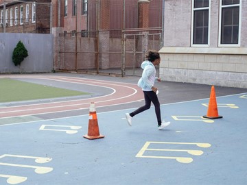 Juegos de exterior y materiales para jugar en parques infantiles